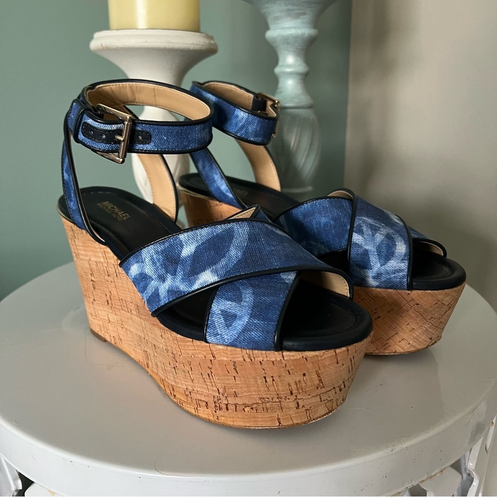 Michael Kors Abbott Mid wedge printed peace sign canvas dk chambray size 6.5